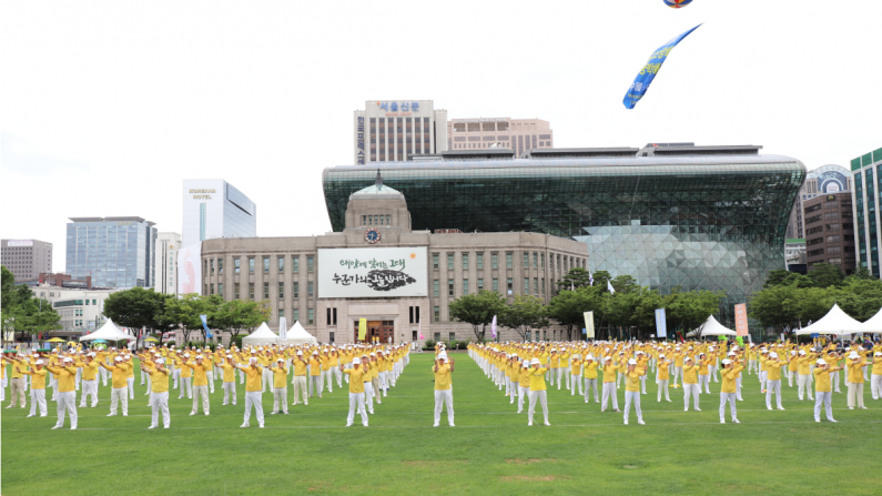 지난 20일 중국 정부의 파룬궁 탄압 20년째를 맞아 국내 파룬궁 수련자와 시민들이 서울광장에서 관련 집회를 개최했다. | 주최측 제공