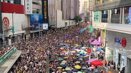 홍콩 시위대, 최루탄·주머니탄 쏘는 경찰 강경진압에 ‘물처럼’ 지혜롭게 대응