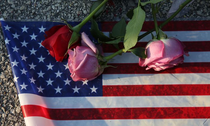 플로리다 주 올랜도의 꽃과 미국 국기. 2016.6.13. | Joe Raedle/Getty Images