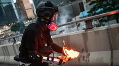 홍콩 시위에 등장한 화염병, 시위대로 위장한 경찰이 던진 것으로 추정