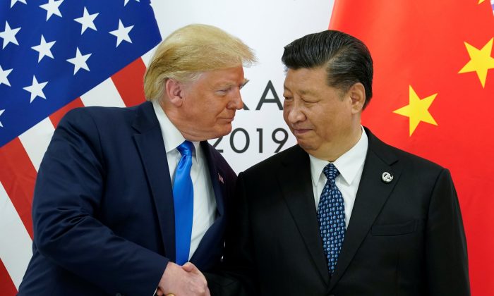 미국 도널드 트럼프  대통령이 일본 오사카에서 열린 G20 정상회의에서 중국 시진핑(習近平) 국가주석과 양자 회담을 하고 있다. 2019. 6. 29. | Kevin Lamarque/Reuters=Yonhapnews(연합뉴스)

