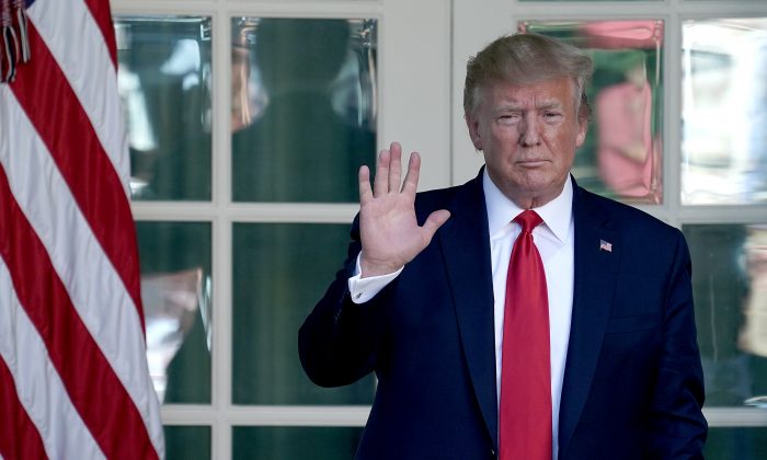 도널드 트럼프 대통령이 워싱턴 백악관에서 열린 제6차 국가 무장, 미 우주사령부 창설 행사에 참석한 뒤 집무실로 돌아가고 있다. 2019. 8. 29. | Chip Somodevilla/Getty Images