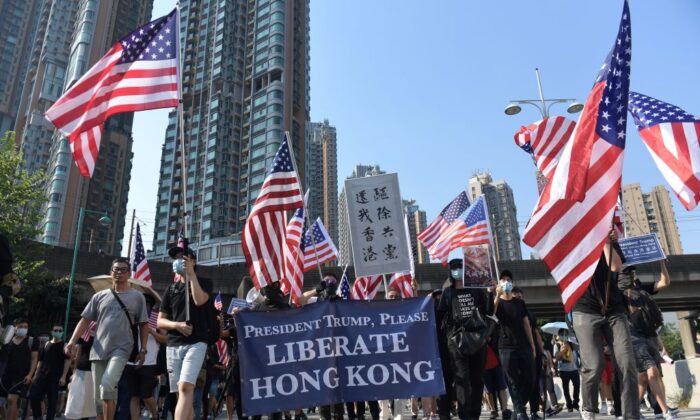미국 국기를 든 시위대가 홍콩 툰먼구에서 민주화 행진에 참여하고 있다. 2019. 9. 21. | Nicolas Asfouri /AFP/Getty Images=Yonhapnews(연합뉴스)