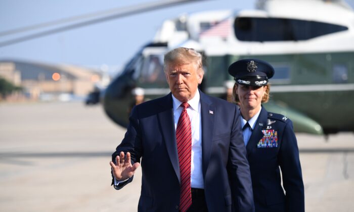 도널드 트럼프 대통령이 미국 메릴랜드 주 앤드루스 합동기지에서 출발하기 전 공군 1호기에 탑승하고 있다. 2019. 9. 22. | SAUL LOEB/AFP/Getty Images