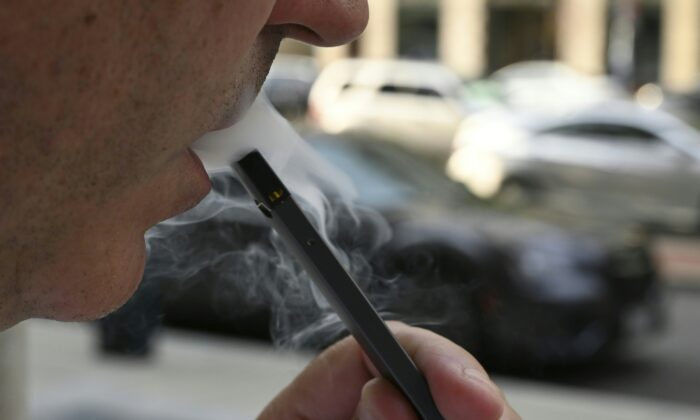 워싱턴에서 한 남자가 전자담배를 피우는 모습. 2019. 9.12. | EVA HAMBACH/AFP/Getty Images=Yonhapnews(연합뉴스