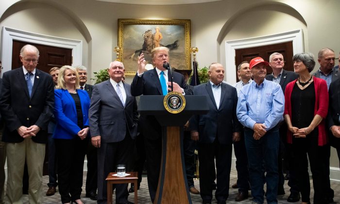 도널드 트럼프 대통령이 미국 워싱턴 백악관에서 미국 농가와 목축업자를 위한 지원 연설을 하고 있다. 소니 퍼듀 농무부 장관(중앙 좌측), 2019. 5. 23. | Jim Watson/AFP/Getty Images