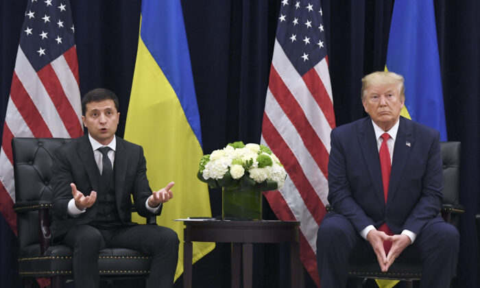 도널드 트럼프 미국 대통령(오른쪽)과 볼로디미르 젤렌스키 우크라이나 대통령(왼쪽)이 유엔총회와는 별도로 뉴욕에서 회담을 하고 있다. 2019.9.25.|Saul Loeb/AFP/Getty Images=Yonhapnews(연합뉴스)
