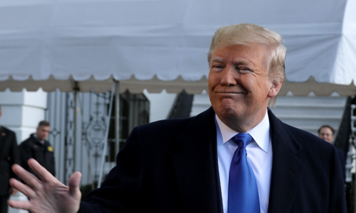 도널드 트럼프 미국 대통령이 워싱턴 백악관을 나와 전용 헬기 마린 원에 탑승하기 전 기자들과 대화를 나누고 있다. 2019. 11. 8. | Chip Somodevilla/Getty Images