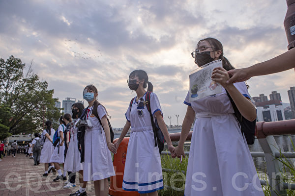 9월 19일 홍콩 사틴(沙田)에서 벌어진 학생들의 학교 연합 인간사슬 행사에서 중고등학생들이 싱문 리버(城門河)의 렉위엔 브리지(瀝源橋), 반옌 브리지(翠榕橋) 등 위에서 손잡고 길게 늘어서 큰 원을 형성해 장관을 연출했다. | 위강/ 에포크타임스