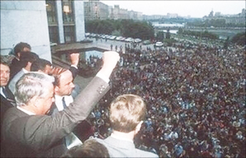 1991년 8월 18일 모스크바에서 러시아 연방의 옐친 대통령은 “군대는 시민들에게 총부리를 겨눌 수 없다”며 전국적인 총파업과 대규모 시위를 호소했다. 뒤이어 옐친은 소련 공산당을 불법 조직이라고 선포했고 몇 달 후 소련 공산당은 해체됐다. | AFP