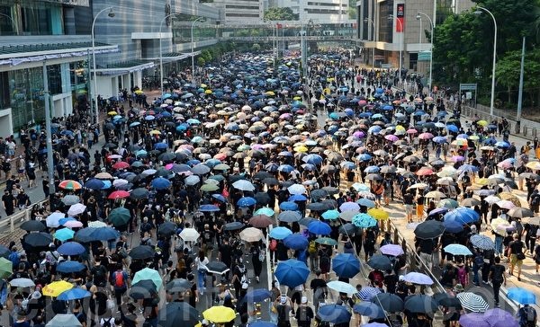 지난 10월 1일 홍콩 시민들이 중공의 폭정에 항의해 거리 시위에 나선 모습. | 쑹비룽(宋碧龍)/에포크타임스