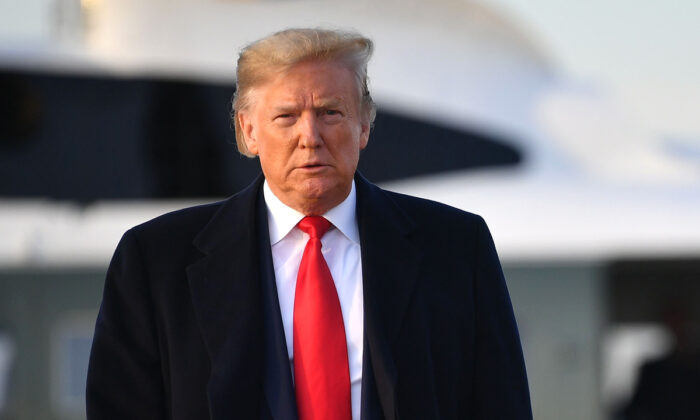 도널드 트럼프 대통령이 메릴랜드주 앤드루스 공군기지에서 에어포스원에 탑승하고 있다. 2019.11.4. | Mandel Ngan/AFP via Getty Images
