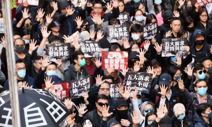홍콩 시위대가 5대 요구사항을 촉구하는 의미로 다섯 손가락을 펼쳐 보이며 행진하고 있다. 2019.12.8. | Sung Pi Lung/The Epoch Times
