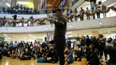 홍콩 시민들 ‘크리스마스 쇼핑’ 시위…친중공 상점에선 불매, 민주진영 상점에선 구매