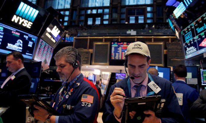 미국 맨해튼 뉴욕 증권거래소(NYSE)에서 주식거래자들이 일하고 있다. 2016. 12. 21. | Reuters/Andrew Kelly/File Photo=Yonhapnews(연합뉴스)
