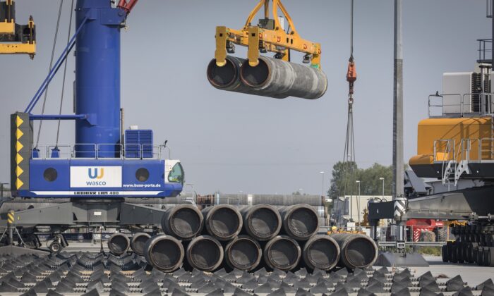독일 무르칸 항에서 노르드 스트림2 건설을 위한 파이프를 크레인이 옮기고 있다. | Axel Schmidt/Getty Images