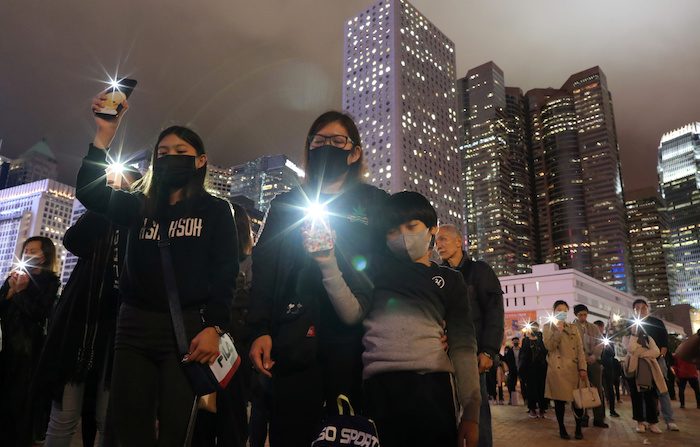 홍콩 민주화를 요구하는 시위대가 30일 에든버러 광장에 모여 수개월에 걸친 시위 과정에서 발생한 사상자들을 추모하는 집회를 벌이고 있다. | 로이터=연합뉴스
    (홍콩 로이터=연합뉴스) 홍콩 민주화를 요구하는 시위대가 30일 에든버러 광장에 모여 수개월에 걸친 시위 과정에서 발생한 사상자들을 추모하는 집회를 벌이고 있다. 
    jsmoon@yna.co.kr/2019-12-31 08:47:03/
