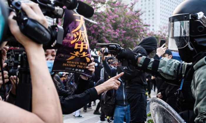 홍콩 시위 도중 경찰이 권총을 겨누고 있다. 2019. 12. 22. | AFP=연합뉴스