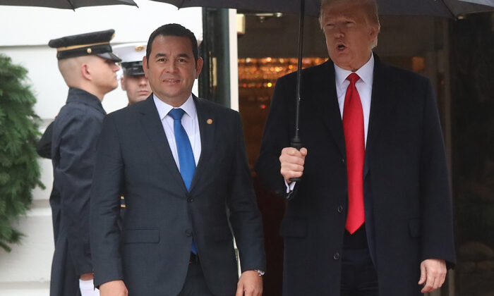 도널드 트럼프 대통령이 2019년 12월 17일 워싱턴 백악관에서 지미 모랄레스 과테말라 대통령을 맞이하고 있다. | Alex Wong/Getty Images