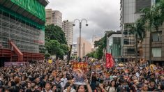 홍콩 시위대, 정보검열로 시위 사실 모르는 중국인 관광객들에게 ‘에어드롭’