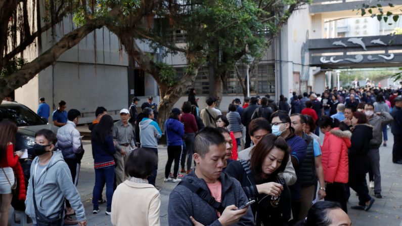2020 대만 총통선거가 열린 11일 타이페이의 한 투표소 앞에 투표를 하려는 시민들에 길게 늘어서 있다. | 로이터=연합뉴스