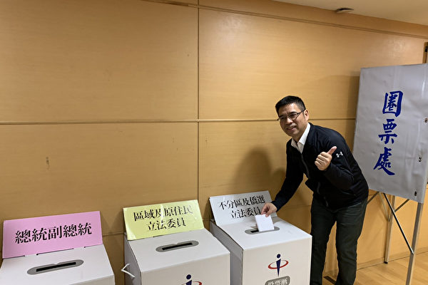 대만 신베이(新北)시 선거위원회 관계자가 대선(총통 선거)와 관련해 시범을 보이고 있다. 2019. 12. 26 | 중앙사