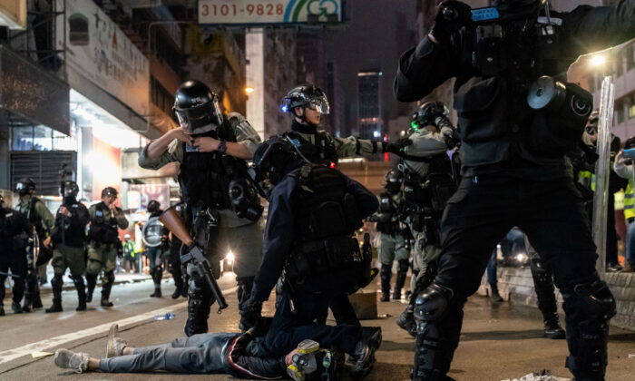 중국 홍콩 코즈웨이 베이 지구에서 시위대를 체포하는 경찰. 2020. 1. 1. | Anthony Kwan/Getty Images