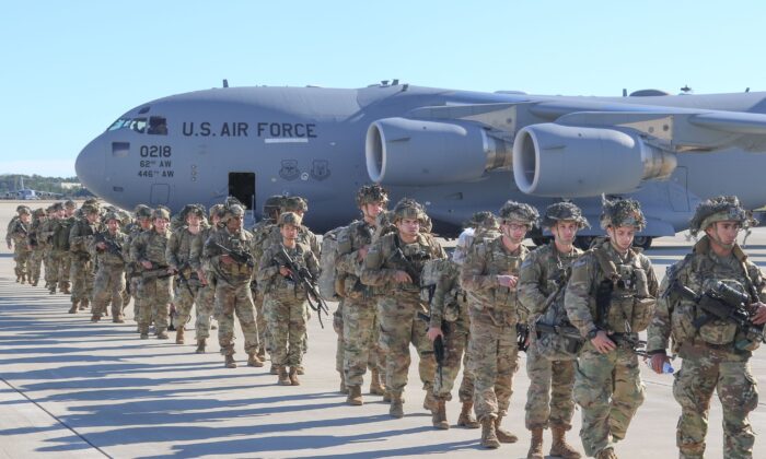 미군 제1여단 전투단, 82 공정사단 낙하산 부대원들이 이라크에서의 무력충돌과 관련해 작전지역으로 이동하기 위해 항공기에 탑승하고 있다. 2020.1.2 | AFP PHOTO / Capt. Robyn J. Haake / US ARMY=연합뉴스