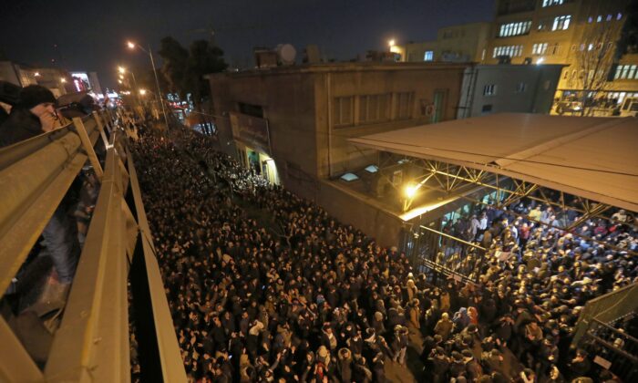 이란 수도 테헤란의 아미르 카비르 대학 앞에서 희생자 추모집회에 참석한 학생들이 미사일로 민항기 우크라이나 국제항공 보잉 737기를 격추한 정부와 군부를 규탄하는 시위를 하고 있다. 2020년 1월 11일. | ATTA KENARE/AFP=Getty Images