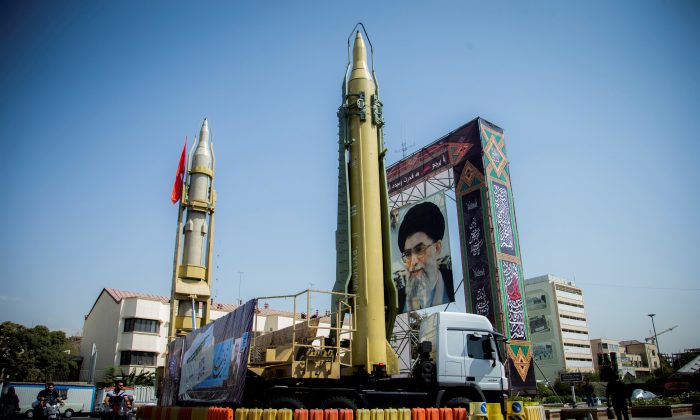 이란의 수도 테헤란 바레스탄 광장에 미사일과 이란 최고지도자 아야톨라 알리 하메네이의 초상화가 전시된 모습. 2017. 9.27. | Reuters=연합뉴스