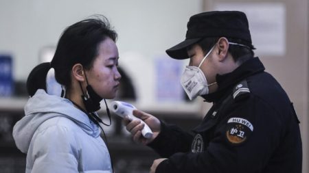 중공 바이러스 발원지 중국 우한시 주민들, 도시 봉쇄에 생필품 사재기