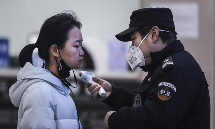 보안요원들이 중국 후베이성 우한시 양쯔강 선착장 승객들의 체온을 확인하고 있다. 2020. 1. 22. | Getty Images