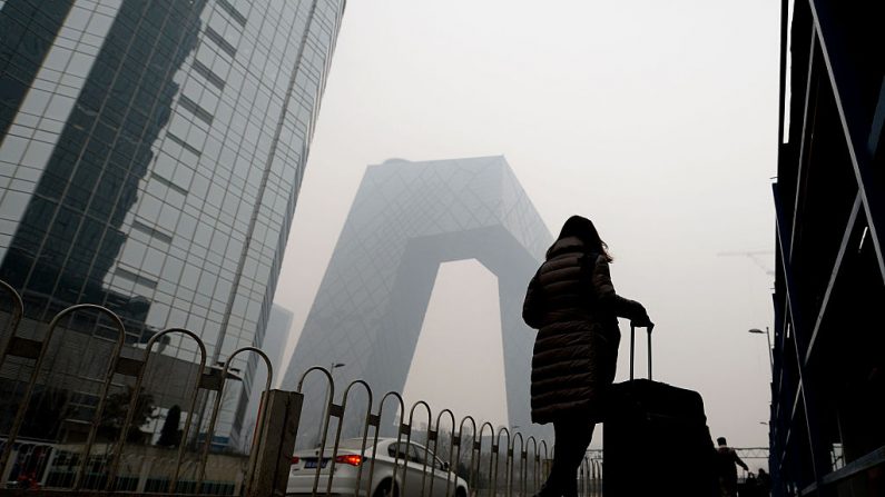 2015년 12월 스모그가 깔린 베이징 소재 중국 중앙 텔레비전(CCTV) 건물 (STR/AFP via Getty Images)