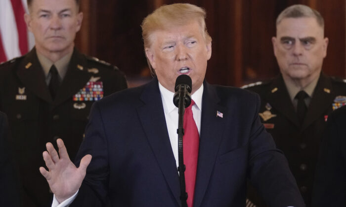 트럼프 대통령이 워싱턴 백악관에서 연설하고 있다. 이날 발언에서 트럼프 대통령은 어젯밤 이라크에서 미사일 공격이 발생했다며 "내가 미국의 대통령으로 있는 한 이란은 결코 핵무기를 보유할 수 없다"고 말했다. 2020. 1. 8. | Win McNamee/Getty Images