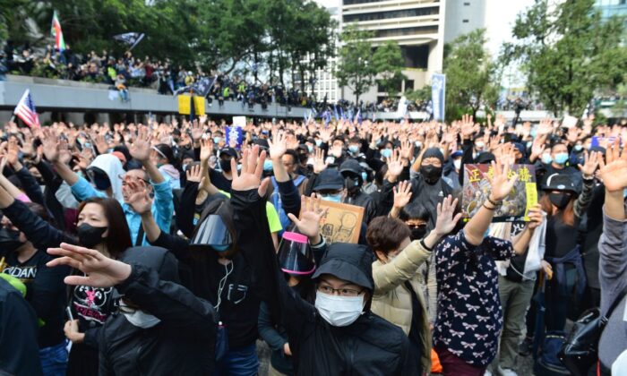 홍콩 채터 가든 집회에서 ‘5대 요구 사항’을 촉구하는 뜻으로 손가락 다섯 개를 펼쳐 보이는 시위대. 2020. 1. 19. | Sun Pi-lung/The Epoch Times