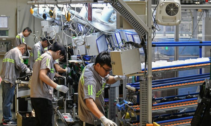 중국 산둥성 옌타이 공장 직원들이 자동차 에어컨 생산 라인에서 일하고 있다. 2019. 5. 15. | AFP=연합뉴스