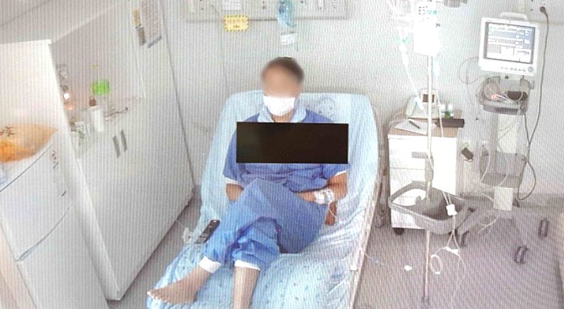 신종 코로나 바이러스 감염증 3번 확진자인 54세 한국인 남성이 병실에 앉아 휴식을 취하고 있다 / 사진=명지병원 제공