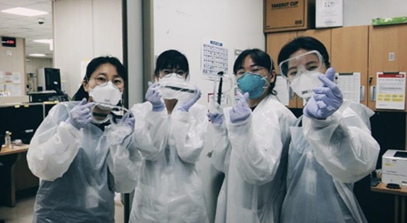 고글을 받아 기쁘다며 손가락으로 하트 표시하는 경북대병원 의사들 | 연합뉴스