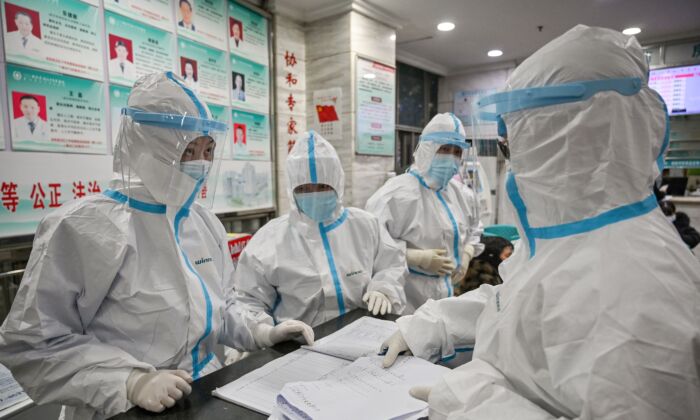 중국 우한 적십자병원에서 근무하는 의료진. 2020. 1. 25. | HECTOR RETAMAL/AFP via Getty Images