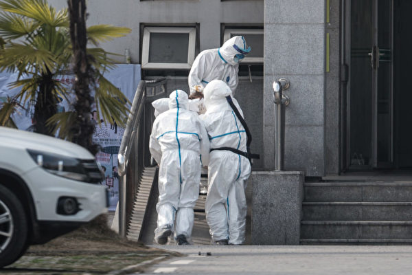 중국 중부 후베이성의 우한에서 의료진이 코로나19 환자를 옮기고 있다. 2020.1.18 | STR/AFP via Getty Images