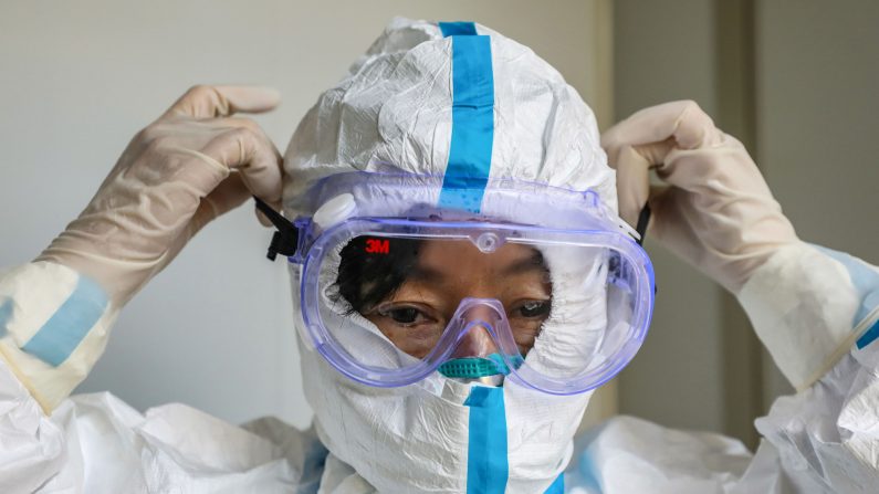2020년 1월 30일, 우한의 한 병원에서 의사가 격리병동에 들어가기 전, 보호 가글을 쓰고 있다. (STR/AFP via Getty Images)