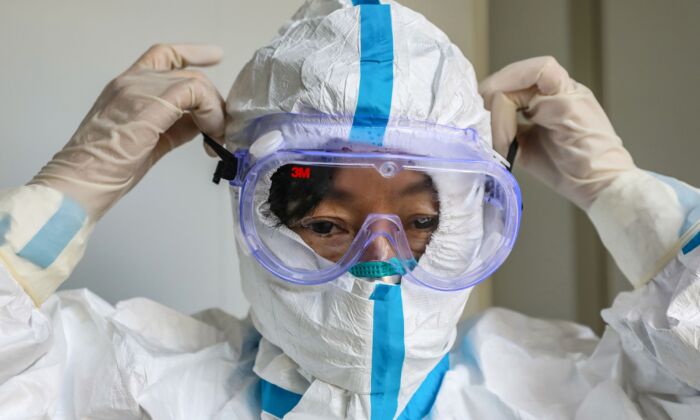 마스크를 쓴 중국 우한 한 병원 의료진. 2020. 1. 30. | STR/AFP via Getty Images