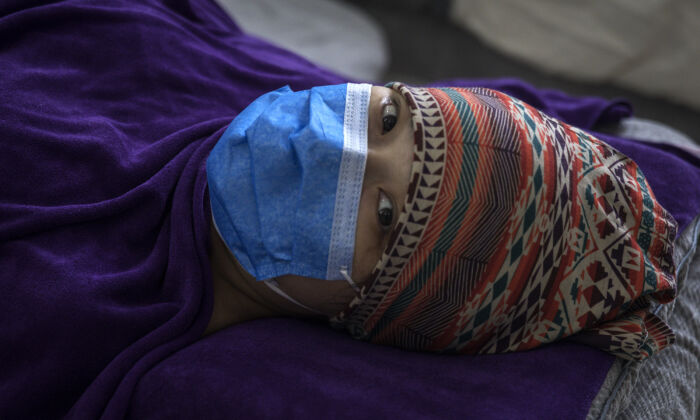 중국 우한 한 개인 산부인과 병원에 환자가 누워 있다. 2020. 2. 24. |  Getty Images