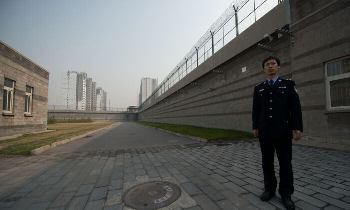 기사와 직접 관련 없는 자료사진. 중국 베이징 1호 수용소 안뜰에 교도관이 서 있다. 2012. 10. 25. | Ed Jones/AFP via Getty Images