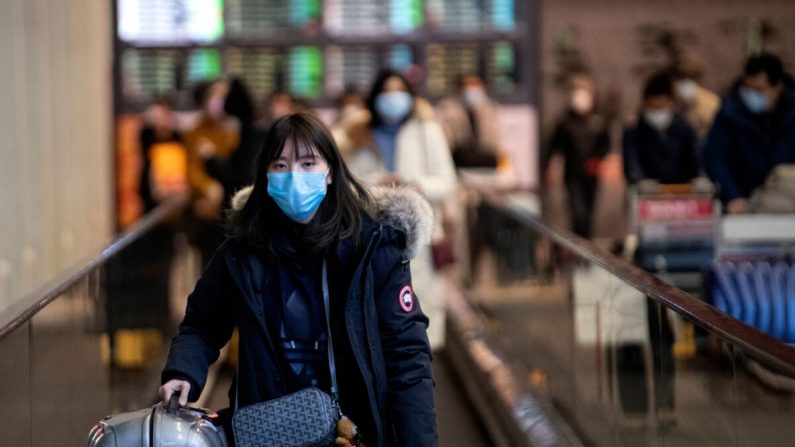 베이징 서우두 국제공항에 도착한 항공편 이용객이 마스크를 착용하고 있다. 2020.2.2 | Noel Celis/AFP via Getty Images