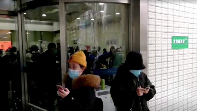 중국 후베이성 우한의 병원 앞에 마스크를 쓴 시민들이 서 있다. | 로이터=연합뉴스
