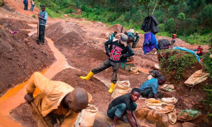 콩고 민주공화국 부카부 북쪽 칼림비 카시테라이트 수작업 광산에서 사람들이 일하고 있다. 2017. 3. 30. | Griff Tapper/AFP via Getty Images