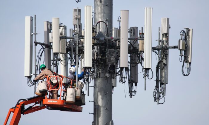 유타주 오렘에서 한 직원이 새로운 5G 네트워크 업데이트를 처리하기 위해 무선전화 중계탑에서 작업한다. 2019. 12. 10. | George Frey/AFP via Getty Images