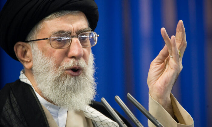 이란 최고 지도자 아야톨라 알리 하메네이가 금요일 테헤란에서 기도하는 동안 연설하고 있다. 2007. 9. 14. | 로이터=연합뉴스
