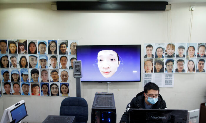 중국 우한 폐렴이 발병한 후 베이징의 한 IT 기업 한왕(한본) 개발연구소에서 마스크를 착용한 얼굴을 식별하는 안면인식 프로그램을 개발하고 있다. 2020. 3. 6. | 로이터=연합뉴스